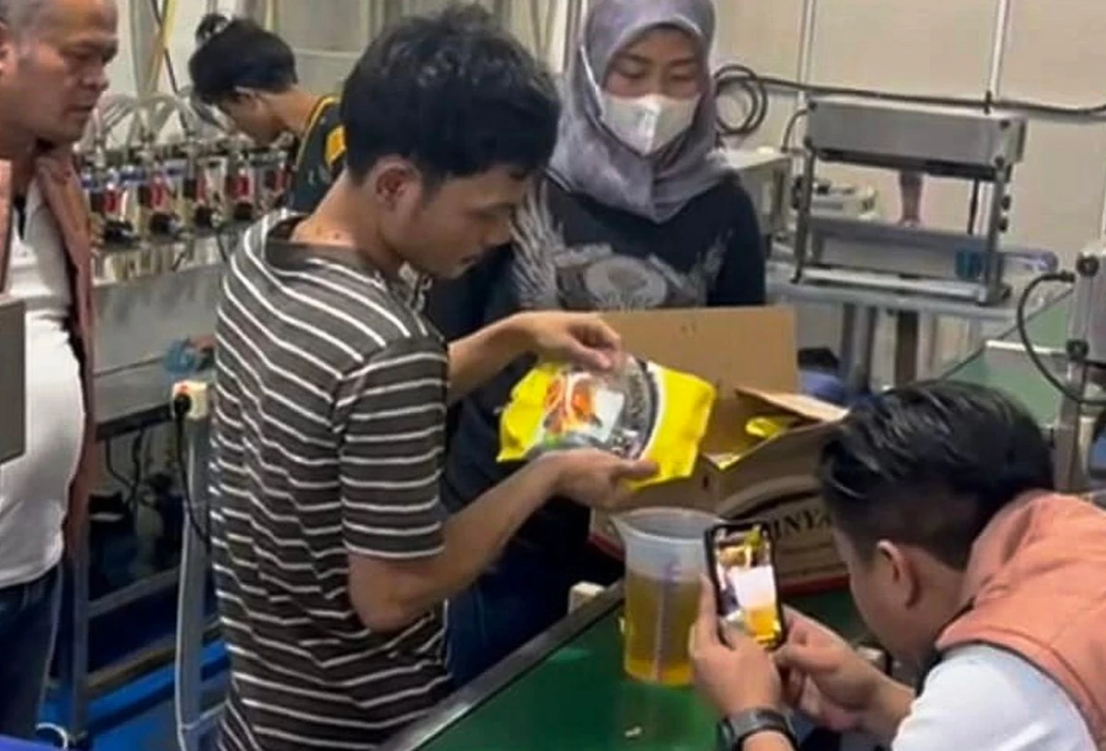 Tempat produksi ilegal minyakita di jakbar digerebek polisi, pelaku keciduk kurangi takaran