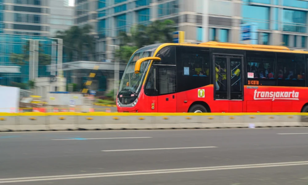 Transjakarta Izinkan Penumpang Buka Puasa Di Dalam Bus Dengan Takjil Gratis