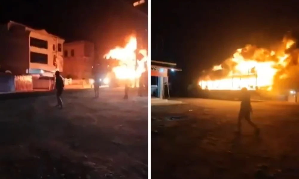 Truk pengangkut 46 motor melaju dengan kobaran api gegara terbakar, kerugian hingga rp2 miliar