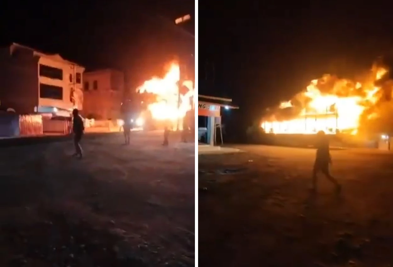 Truk pengangkut 46 motor melaju dengan kobaran api gegara terbakar, kerugian hingga rp2 miliar