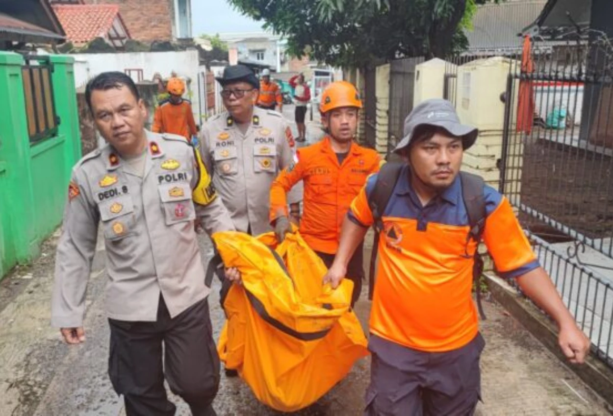 Viral! ayah di sukabumi bohong ke tetangga anak dan istri pulang kampung, ternyata ditemukan tewas berpelukan jadi korban banjir