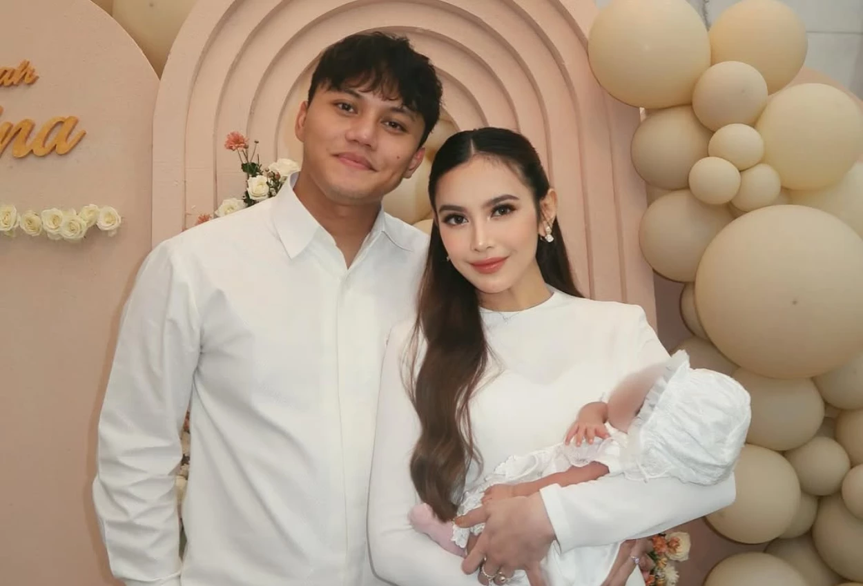 Walau beda agama, keluarga mahalini tetap ikut akikah baby selina