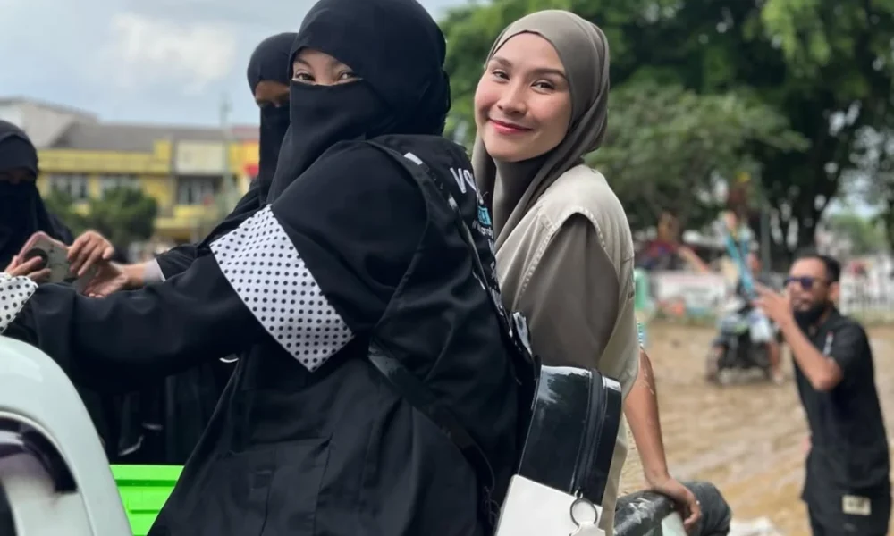 Zaskia adya mecca dan indadari terjun langsung bantu korban banjir di villa nusa indah
