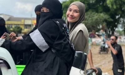 Zaskia adya mecca dan indadari terjun langsung bantu korban banjir di villa nusa indah