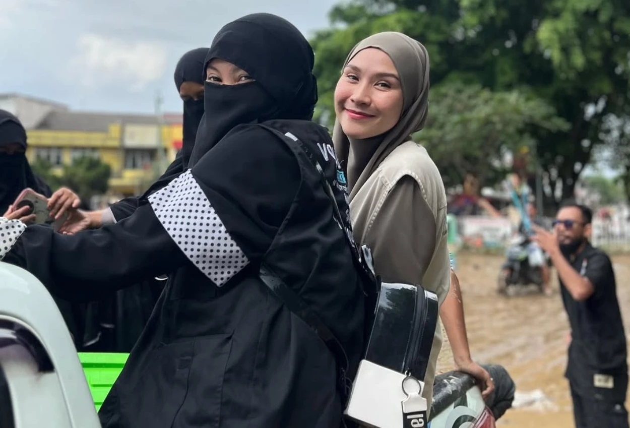 Zaskia adya mecca dan indadari terjun langsung bantu korban banjir di villa nusa indah