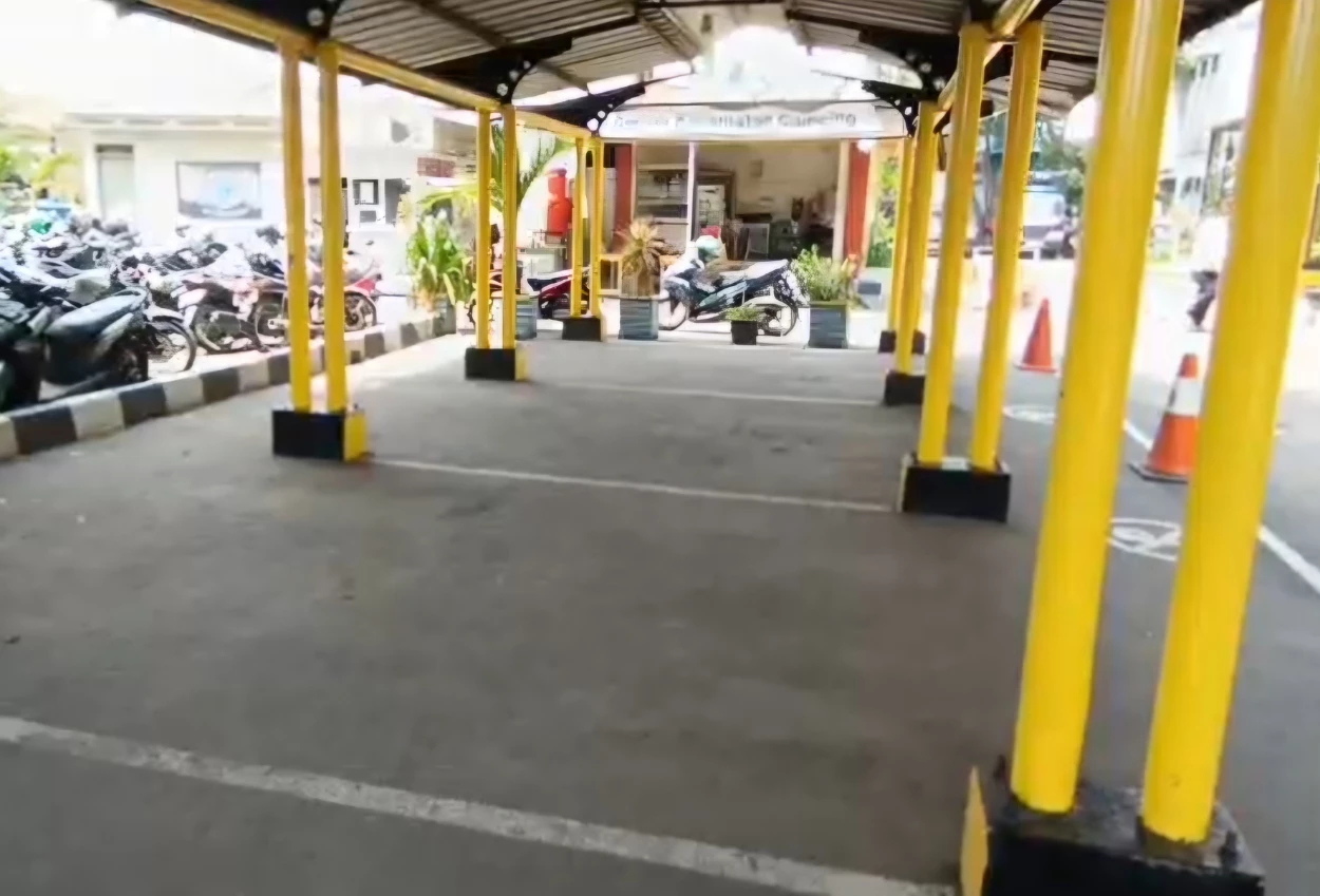 Asn wajib naik transportasi umum, parkiran di kecamatan cilincing lengang pagi tadi