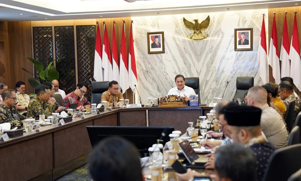 Airlangga hartarto tegaskan tak boleh ada phk dampak tarif baru as