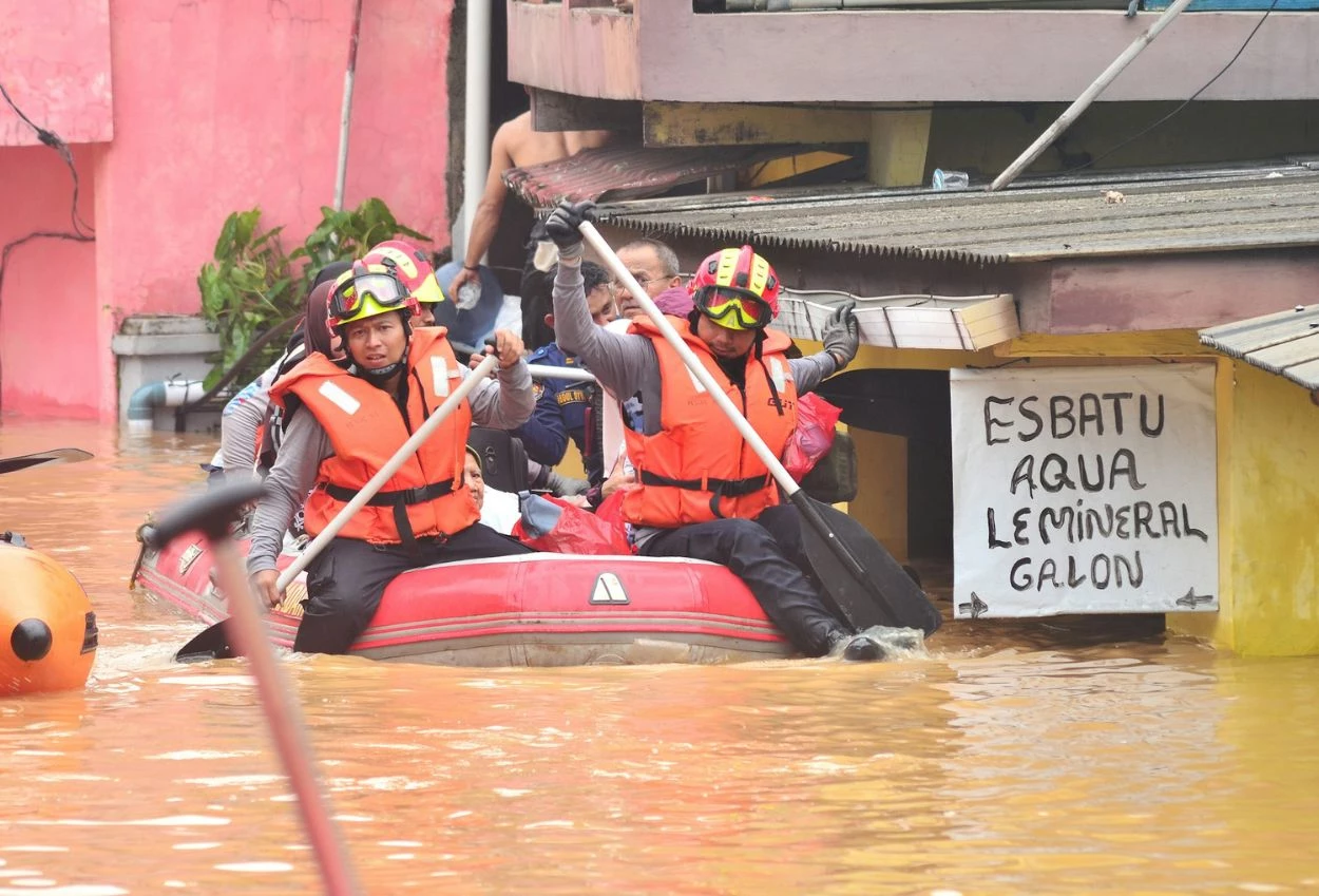 Bpbd jakarta paparkan strategi dan kinerja penanganan banjir musim hujan