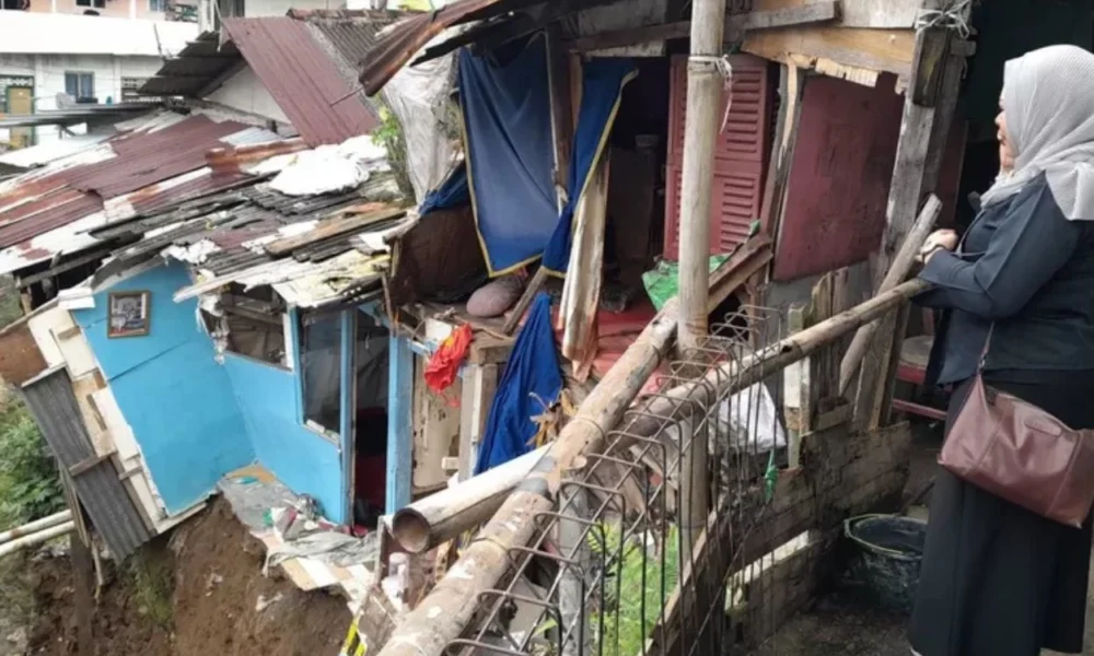 Bantaran sungai bogor longsor, nenek 61 tahun tertimbun rumah roboh