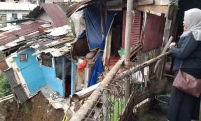Bantaran sungai bogor longsor, nenek 61 tahun tertimbun rumah roboh