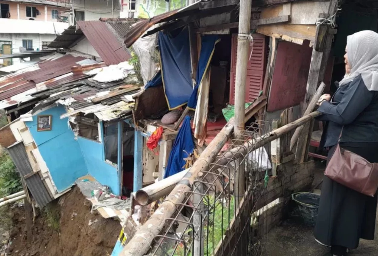 Bantaran sungai bogor longsor, nenek 61 tahun tertimbun rumah roboh