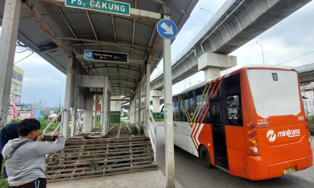 Belasan halte transjakarta di jalan raya bekasi cakung terbengkalai, besinya malah dicuri