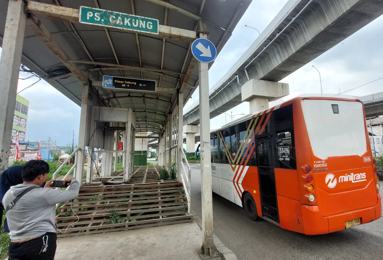 Belasan halte transjakarta di jalan raya bekasi cakung terbengkalai, besinya malah dicuri
