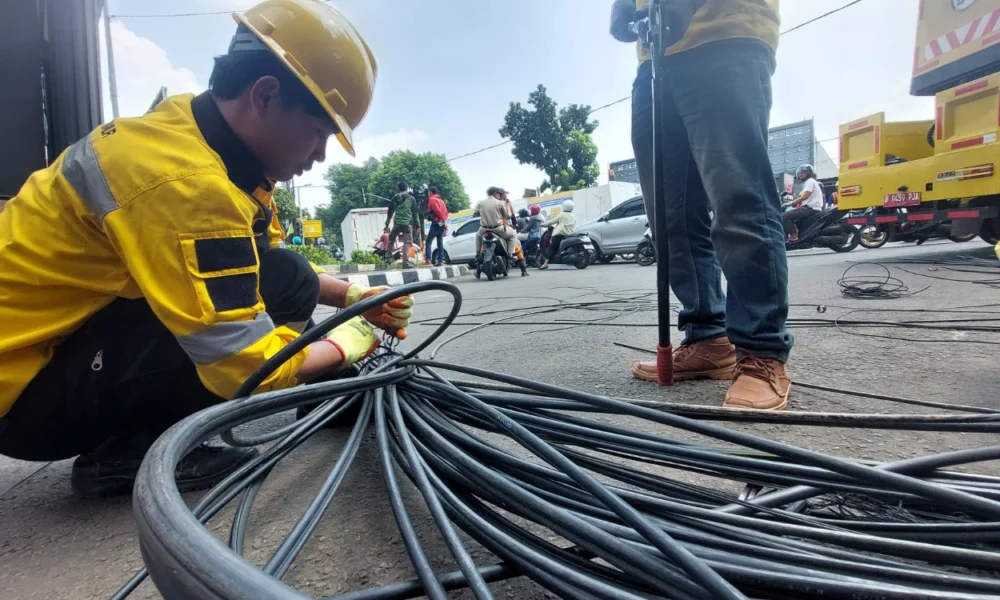 Bina marga tertibkan 1.932 meter kabel udara di lubang buaya
