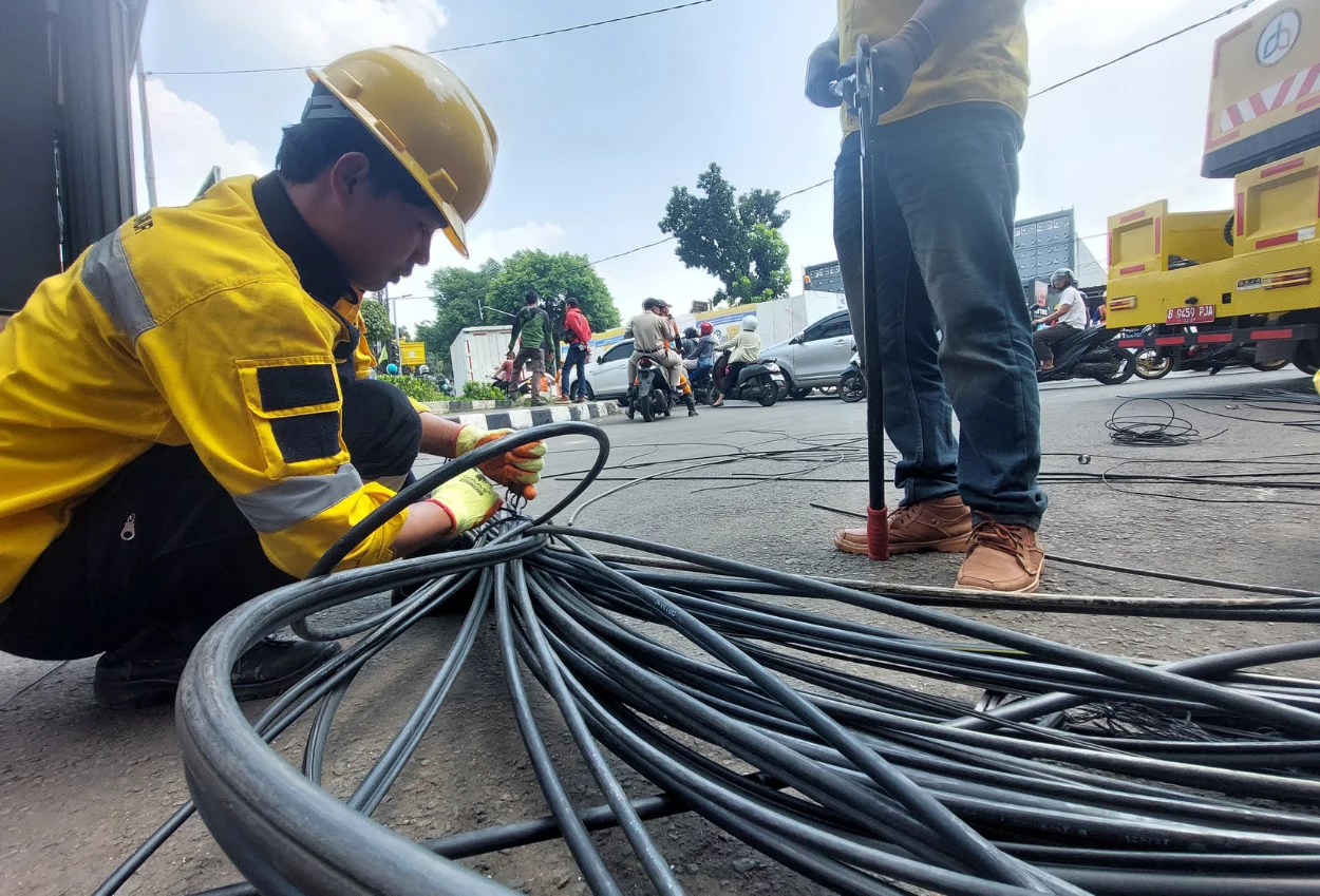 Bina marga tertibkan 1.932 meter kabel udara di lubang buaya