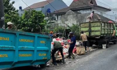 Dlh dan damkar tangsel bersihkan tumpukan sampah di area niagara pasar ciputat