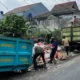 Dlh dan damkar tangsel bersihkan tumpukan sampah di area niagara pasar ciputat