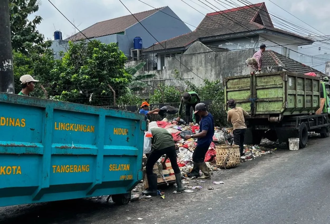 Dlh dan damkar tangsel bersihkan tumpukan sampah di area niagara pasar ciputat