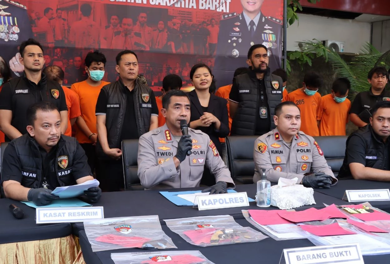 Dalam 2 bulan, polres jakbar bekuk 10 pelaku bersenpi dan amankan puluhan kendaraan curian