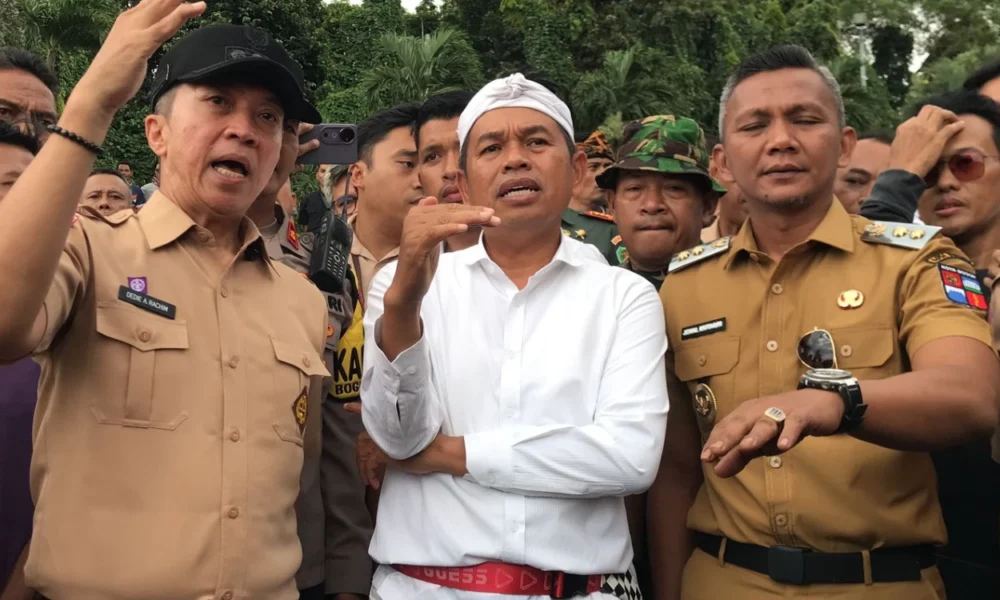 Dedi mulyadi tinjau lokasi longsor di batutulis, jalan akan dipindah dan dibangun taman