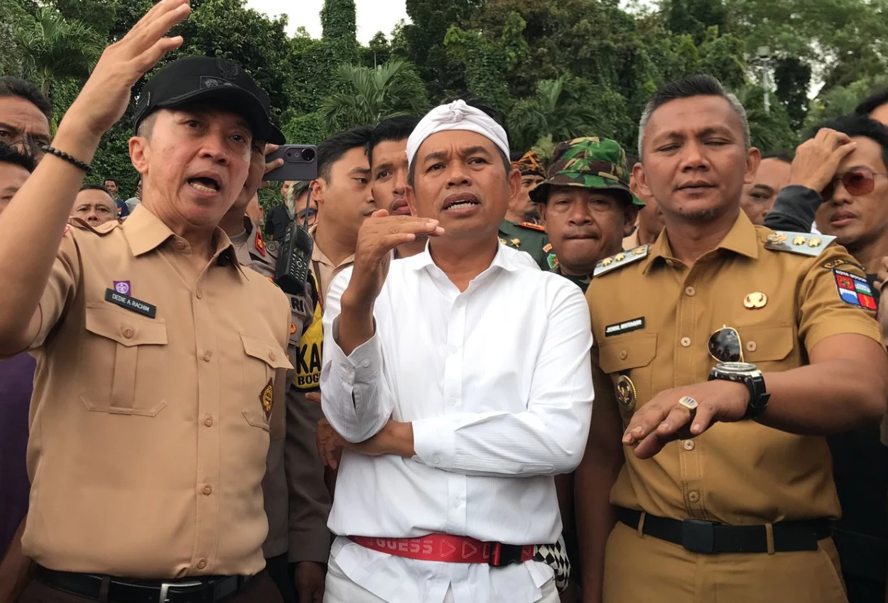 Dedi mulyadi tinjau lokasi longsor di batutulis, jalan akan dipindah dan dibangun taman