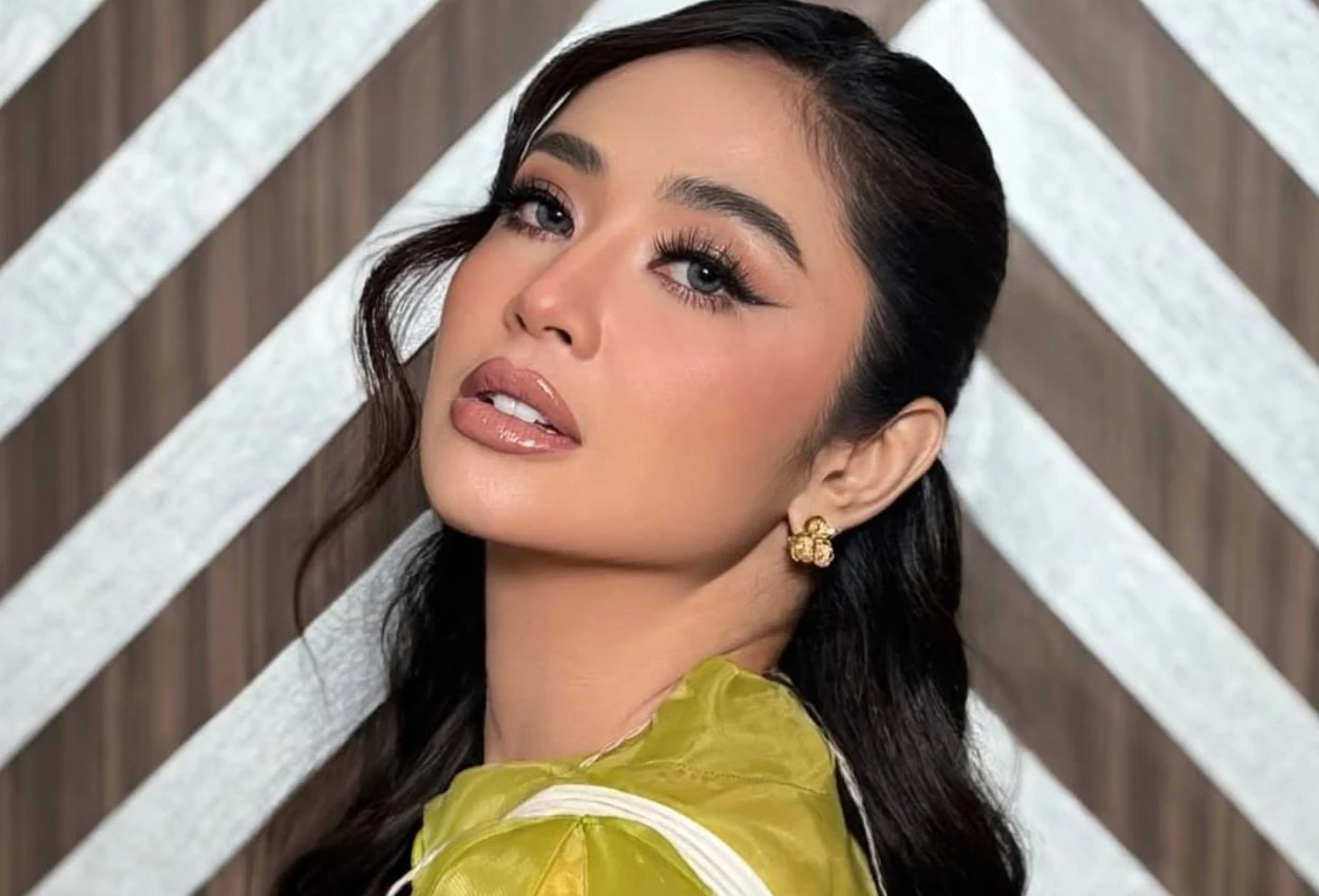 Dewi perssik kena hujat netizen usai tampil nyanyikan medley lagu pica pica dan stecu