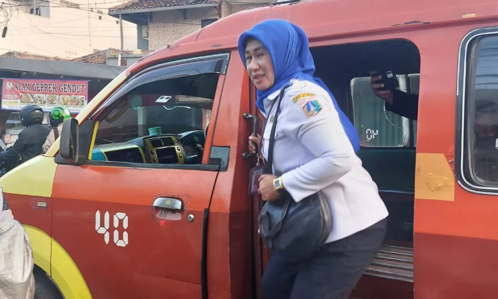 Dukung kebijakan gubernur pramono anung, wali kota jakarta timur naik transportasi umum hari ini