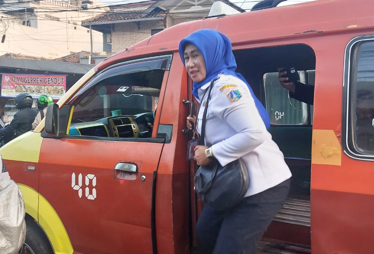 Dukung kebijakan gubernur pramono anung, wali kota jakarta timur naik transportasi umum hari ini
