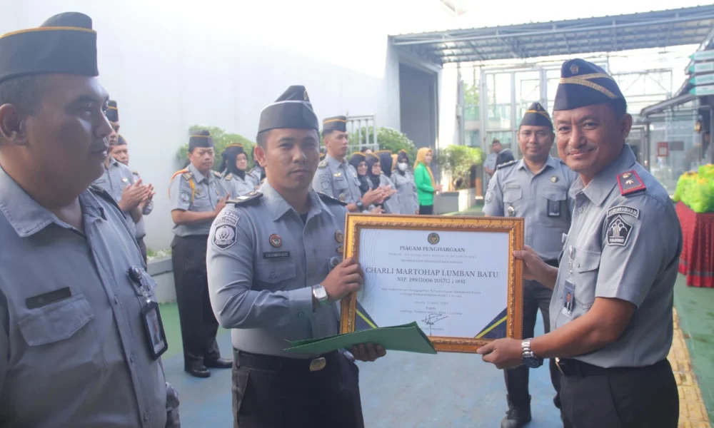 Gagalkan penyelundupan sabu, dua petugas lapas cipinang terima penghargaan