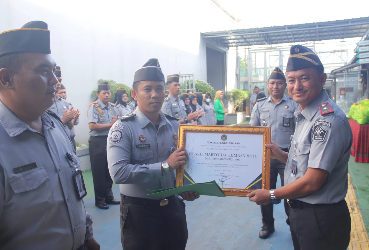 Gagalkan penyelundupan sabu, dua petugas lapas cipinang terima penghargaan