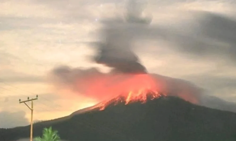 Gunung lewotobi meletus 13 kali dalam sehari, warga diminta jauhi radius 6 km