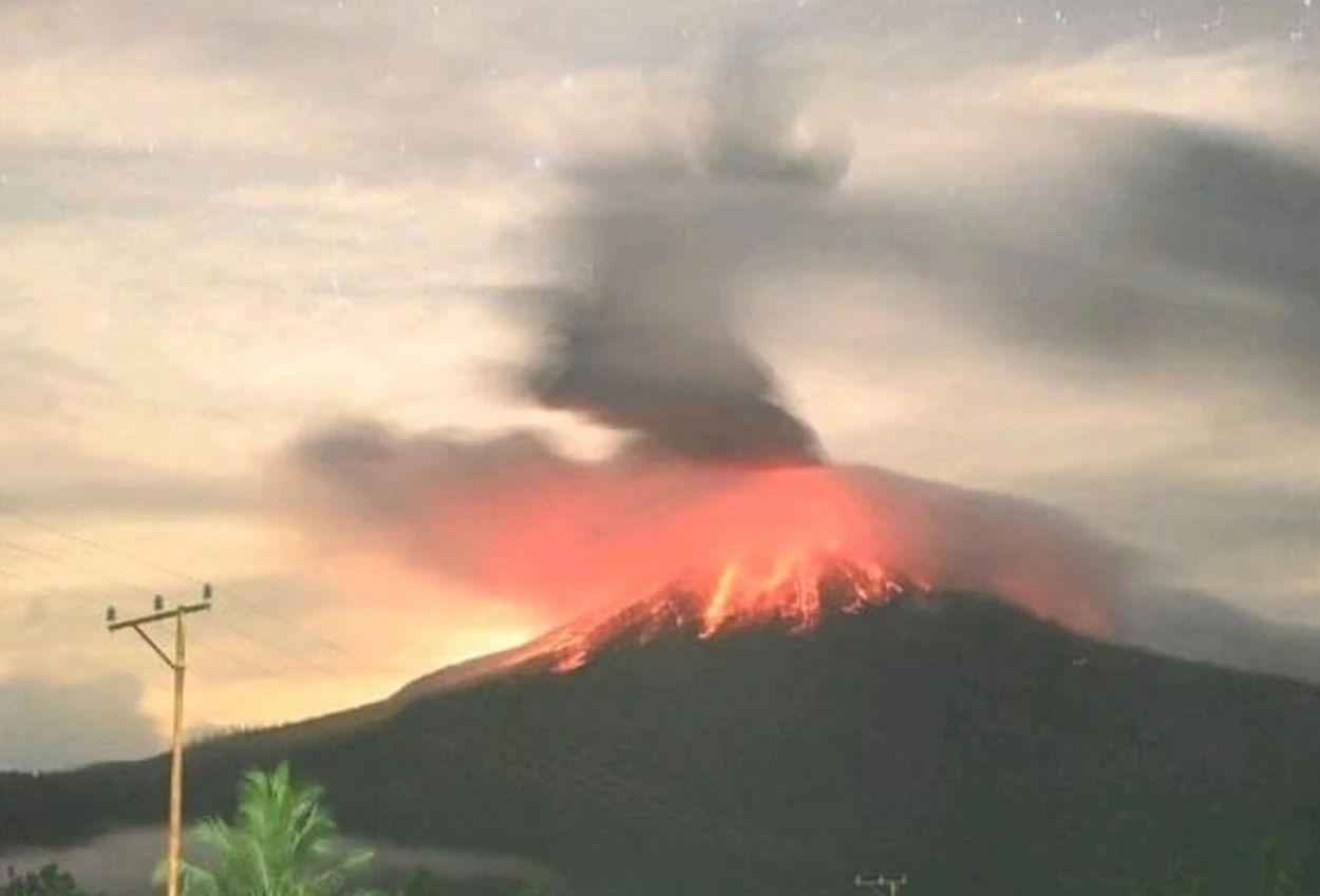 Gunung lewotobi meletus 13 kali dalam sehari, warga diminta jauhi radius 6 km