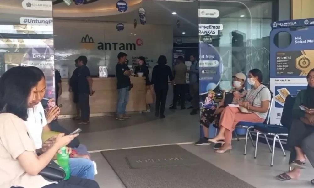 Harga emas sentuh rp2 juta per gram, butik emas tetap ramai diserbu pembeli