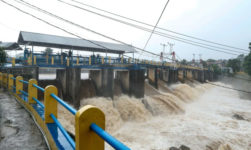 Hujan deras guyur jakarta, sejumlah pintu air tunjukkan status siaga banjir