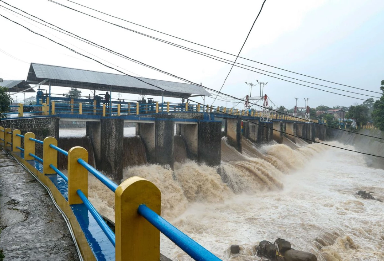 Hujan deras guyur jakarta, sejumlah pintu air tunjukkan status siaga banjir