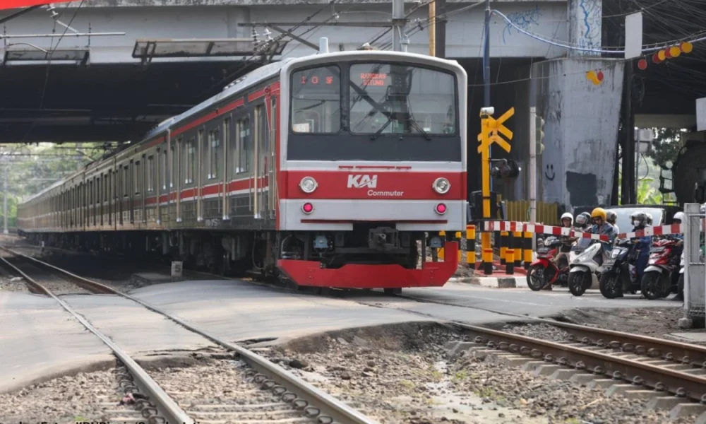 Krl manggarai bogor anjlok usai tabrak mobil, penumpang dievakuasi selamat