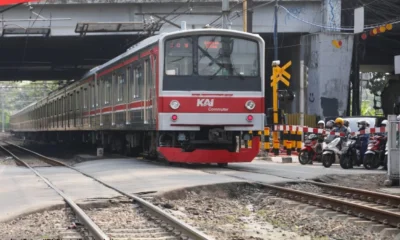 Krl manggarai bogor anjlok usai tabrak mobil, penumpang dievakuasi selamat