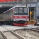 Krl manggarai bogor anjlok usai tabrak mobil, penumpang dievakuasi selamat