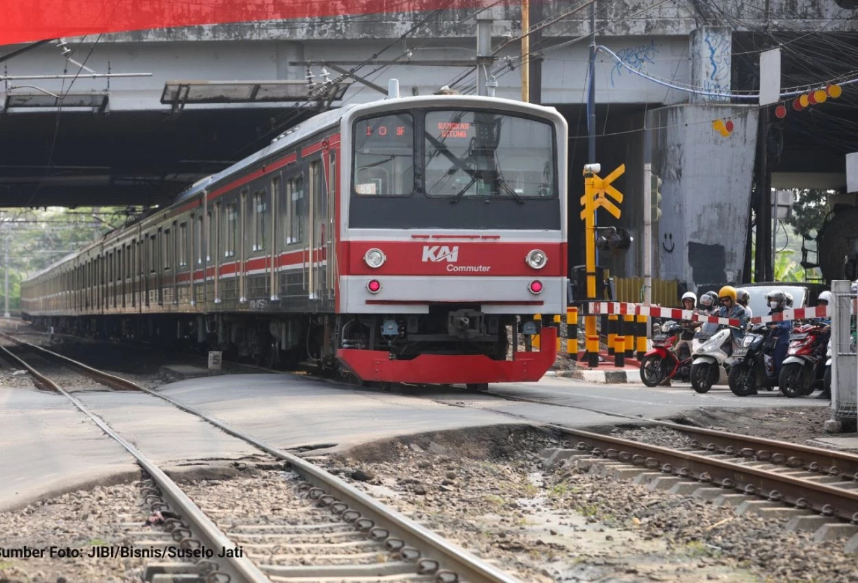 Krl manggarai bogor anjlok usai tabrak mobil, penumpang dievakuasi selamat