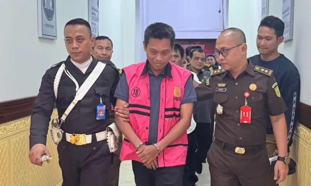 Kejaksaan tinggi tahan tersangka kasus korupsi sampah tangsel senilai rp75,9 miliar