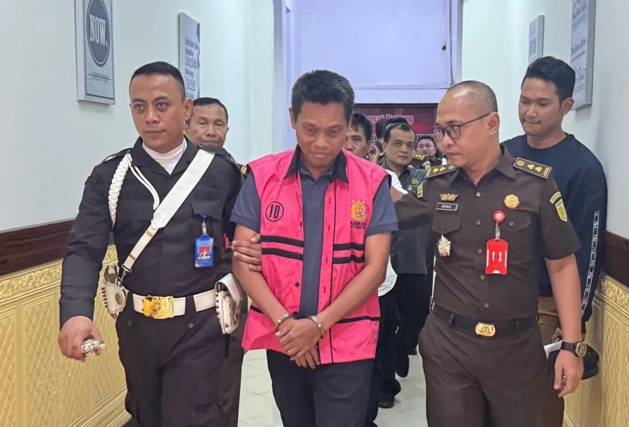 Kejaksaan tinggi tahan tersangka kasus korupsi sampah tangsel senilai rp75,9 miliar