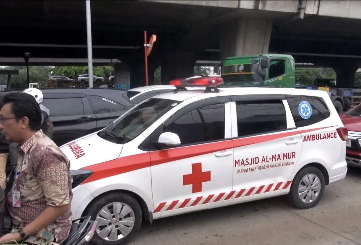 Kemacetan parah di jakarta utara, ambulans terjebak hingga 2 jam