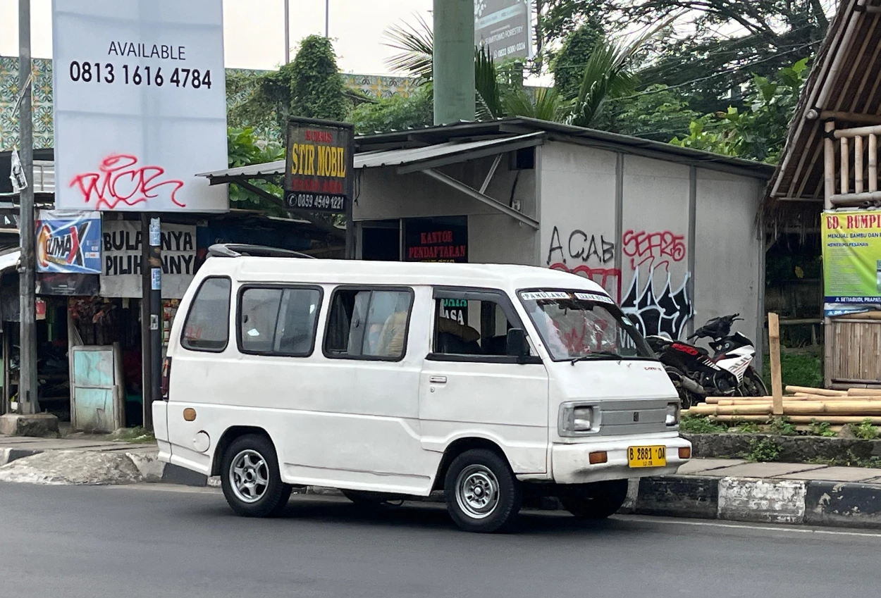 Kembali beroperasi setelah lebaran, sopir angkot akui penumpang masih sepi