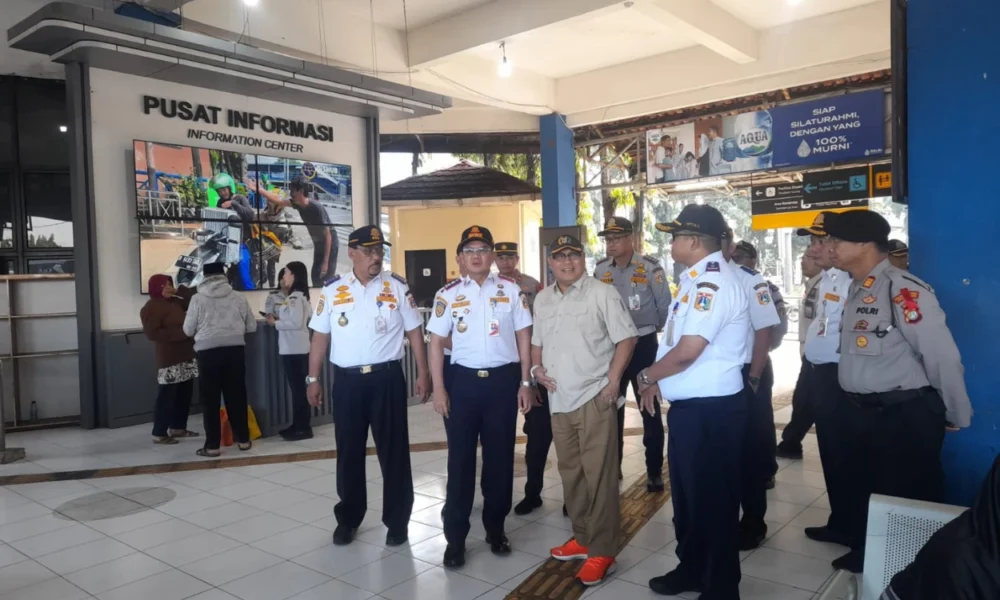 Kepala dishub jakarta tinjau situasi arus balik pemudik di terminal kampung rambutan
