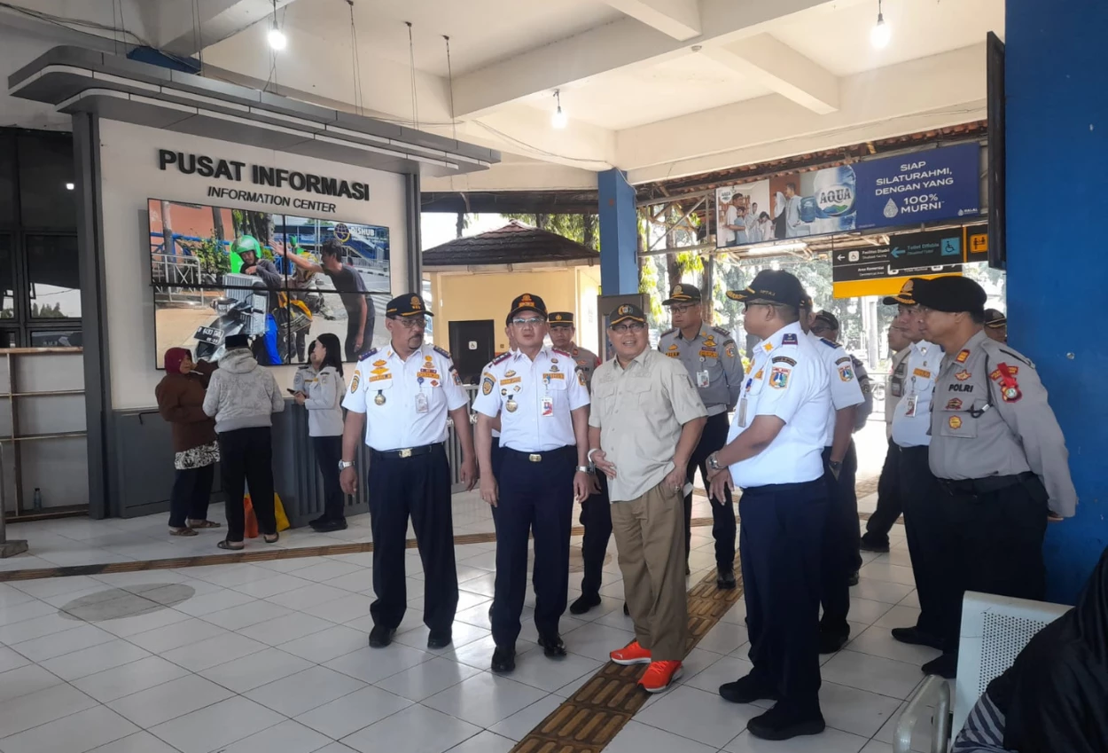 Kepala dishub jakarta tinjau situasi arus balik pemudik di terminal kampung rambutan