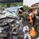 Lawan arah di tol pekalongan, mobil brv diduga bawa rokok ilegal tabrakan dengan bus suporter bola