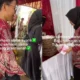 Momen lucu, pria ini pakai baju couple an dengan petugas katering di kondangan