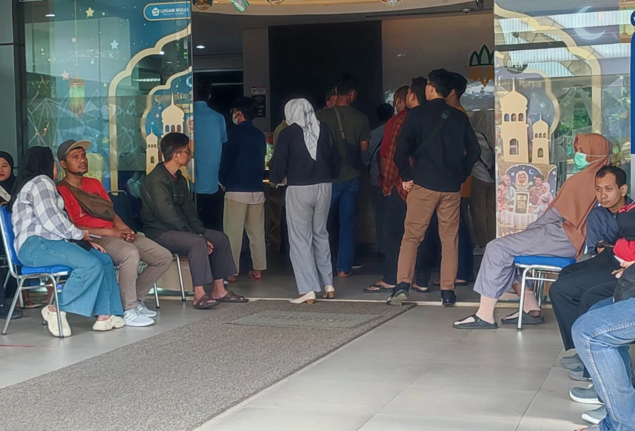 Nomor antrean pembelian emas di pulogadung dibuka dari pukul 05.30 wib