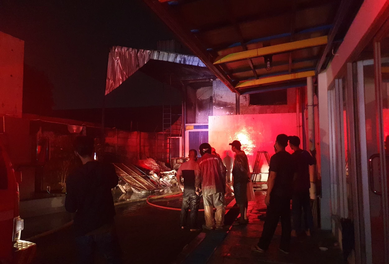 Pabrik kancing di bogor kebakaran, diduga bangunan tersambar petir