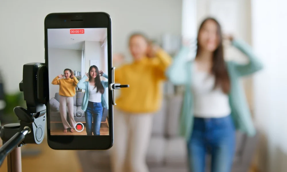 Pemberian gift di tiktok live, bentuk dukungan atau strategi cari uang